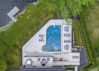 A remarkable expression of contemporary lake-area living, this - photo 40