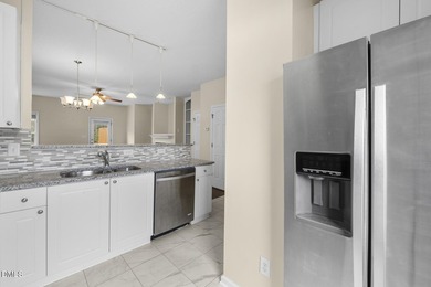 Beautifully maintained and extensively updated 2-bedroom, 2 - photo 8