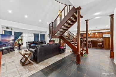 Exquisite sprawling estate residence showcasing craftsmanship - photo 10