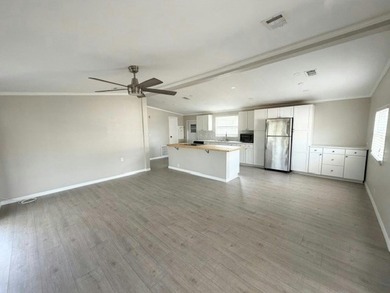 Charming with Golf Course Views! This 2/BD 2/BA home offers - photo 3