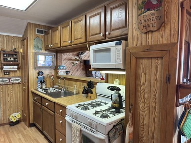 MOTIVATED SELLER - A dollhouse cottage right at the water's edge - photo 16