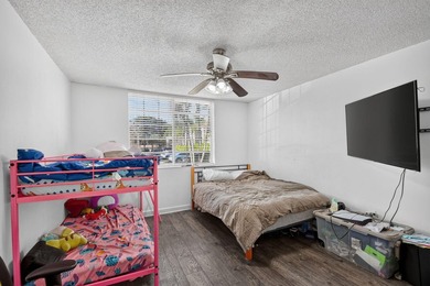 Welcome to this well-appointed two-bedroom, two-bathroom - photo 18