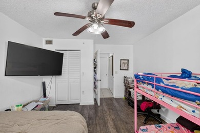 Welcome to this well-appointed two-bedroom, two-bathroom - photo 20