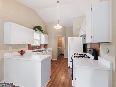 Looking for a good starter home? This is it! You will enjoy a - photo 4
