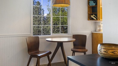 YOUR MID-CENTURY MOUNTAIN GETAWAY! Step into this charming - photo 11