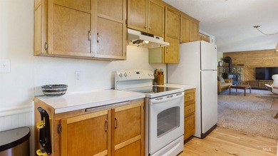 YOUR MID-CENTURY MOUNTAIN GETAWAY! Step into this charming - photo 15