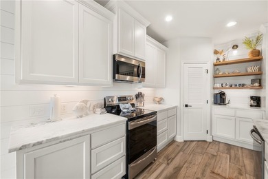 Charming coastal retreat offering 3 bedrooms and 2.5 bathrooms - photo 9