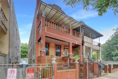 Step into a fantastic well maintain 2 family home with unlimited - photo 1