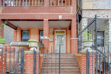 Step into a fantastic well maintain 2 family home with unlimited - photo 2
