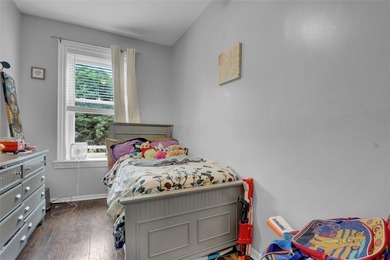 Step into a fantastic well maintain 2 family home with unlimited - photo 9