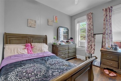 Step into a fantastic well maintain 2 family home with unlimited - photo 10
