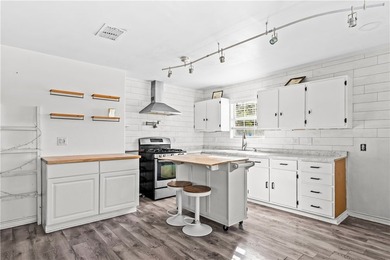 Welcome to 4905 Willowbrook! A charming home perfectly - photo 2
