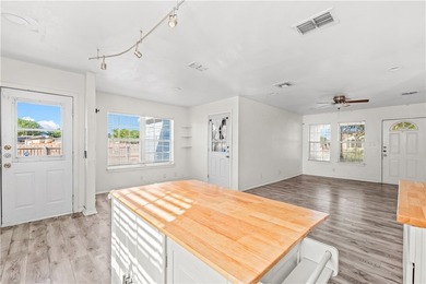 Welcome to 4905 Willowbrook! A charming home perfectly - photo 3