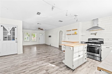 Welcome to 4905 Willowbrook! A charming home perfectly - photo 4