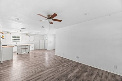 Welcome to 4905 Willowbrook! A charming home perfectly - photo 5