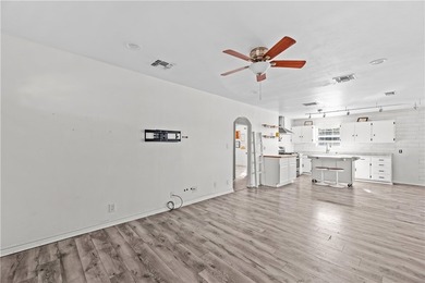 Welcome to 4905 Willowbrook! A charming home perfectly - photo 6
