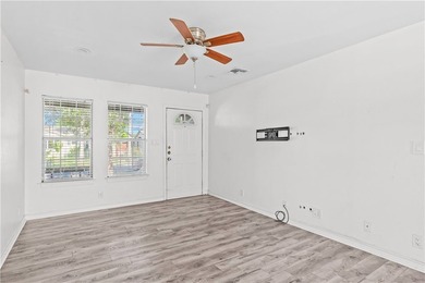 Welcome to 4905 Willowbrook! A charming home perfectly - photo 7