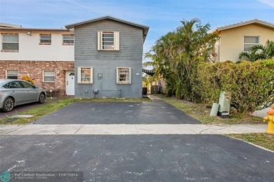 Lake Townhome/Townhouse For Sale in Coconut Creek, Florida