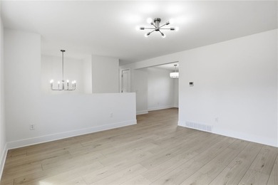 WHY BUILD WHEN EVERYTHING ALL NEW!!! Spacious and fully updated - photo 5