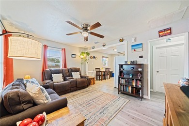 Welcome to this cozy and well-maintained home with great curb - photo 8