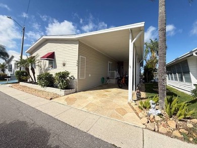 Welcome to your beautifully maintained, move-in ready lakefront - photo 3