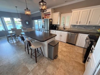 Welcome to your beautifully maintained, move-in ready lakefront - photo 6