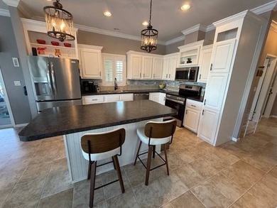 Welcome to your beautifully maintained, move-in ready lakefront - photo 7