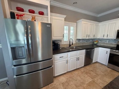 Welcome to your beautifully maintained, move-in ready lakefront - photo 8