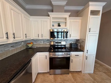 Welcome to your beautifully maintained, move-in ready lakefront - photo 9