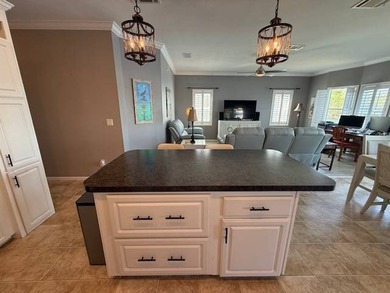 Welcome to your beautifully maintained, move-in ready lakefront - photo 10