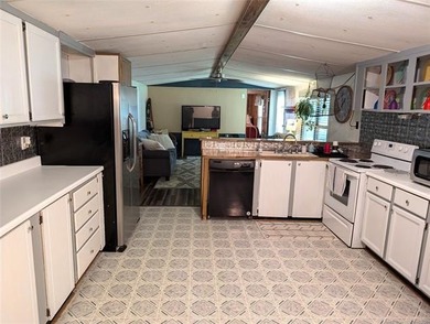 Well cared for lake retreat or full-time residence located in - photo 14