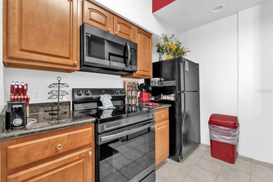 Welcome to this beautifully updated three-bedroom, two-bathroom - photo 7