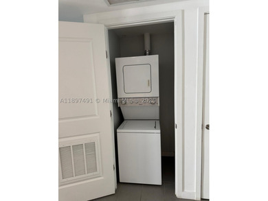 Beautiful 1 bed 1 bath in Canvas. Open contemporary kitchen and - photo 11
