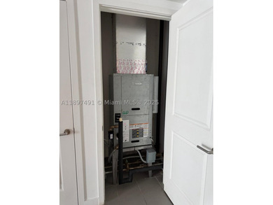 Beautiful 1 bed 1 bath in Canvas. Open contemporary kitchen and - photo 12