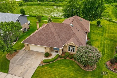 An absolute Gem! Situated on a beautiful lot this all brick - photo 3