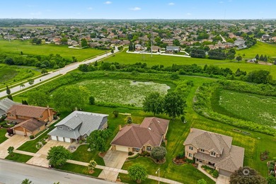 An absolute Gem! Situated on a beautiful lot this all brick - photo 4