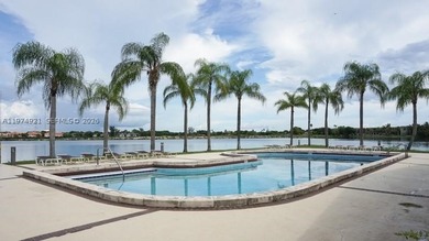 SPACIOUS 3/2 TOWNHOUSE IN GATED COMMUNITY. CONVENIENTLY LOCATED - photo 2