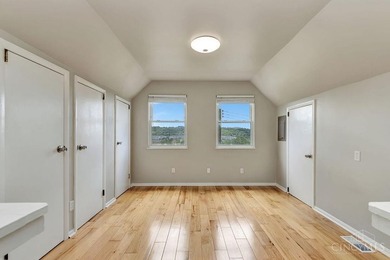 Beautifully updated Victorian offering stunning river views and - photo 20