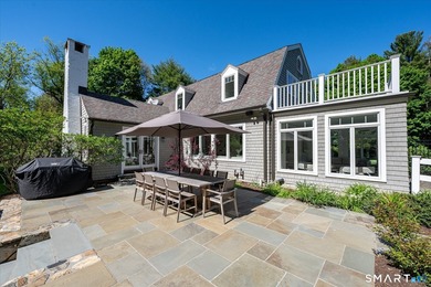 Beautifully updated 4/5 bedroom 4 1/2 bath residence offering a - photo 4