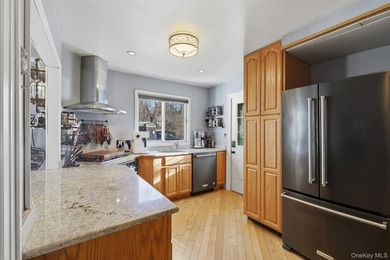 Charming 3-bedroom, 1.5-bath home in Mahopac with lake access to - photo 5
