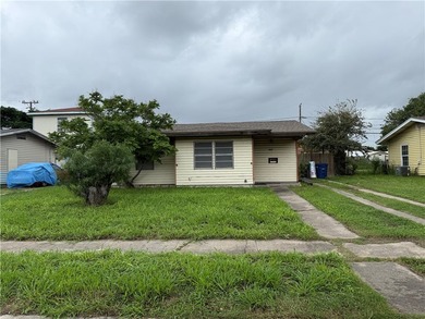 CALLING ALL INVESTORS! Garage has been converted to a 1 bedroom - photo 1