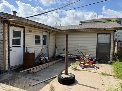 CALLING ALL INVESTORS! Garage has been converted to a 1 bedroom - photo 3
