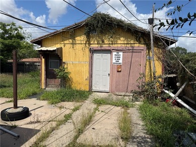 CALLING ALL INVESTORS! Garage has been converted to a 1 bedroom - photo 4