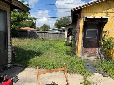 CALLING ALL INVESTORS! Garage has been converted to a 1 bedroom - photo 5