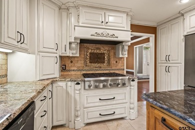 Welcome to refined living in the highly sought-after Mount - photo 12