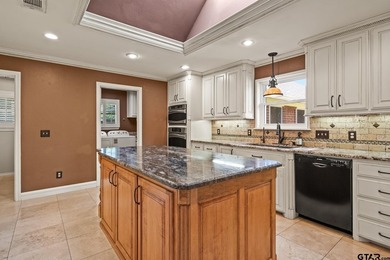 Welcome to refined living in the highly sought-after Mount - photo 14