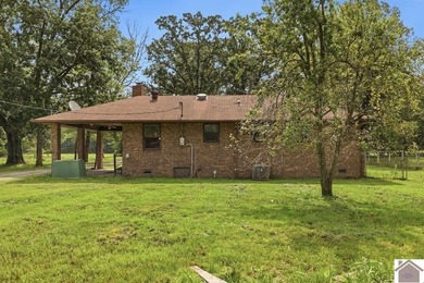 Welcome to this beautifully remodeled 3-bedroom, 1.5-bath, 1,111 - photo 24