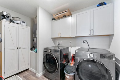 Discover this stunning 4 bedroom, 2 bathroom single family home - photo 19