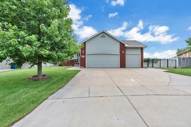 Back on the market at no fault of the seller! Welcome home to - photo 2