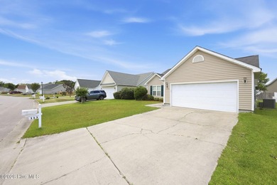This beautiful three bedroom, two bathroom has vaulted ceilings - photo 4